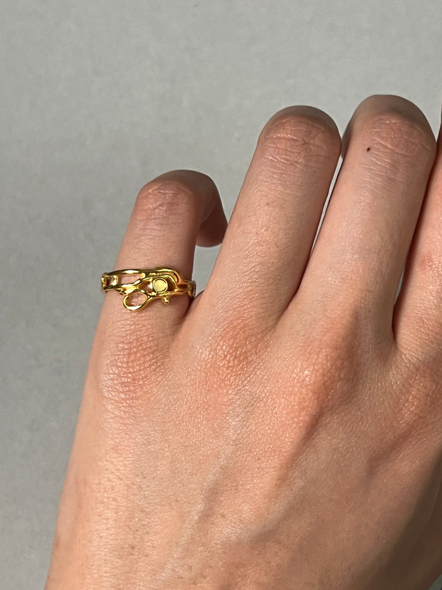 PINKY SIGNATURE HORUS RING | GOLD VERMEIL