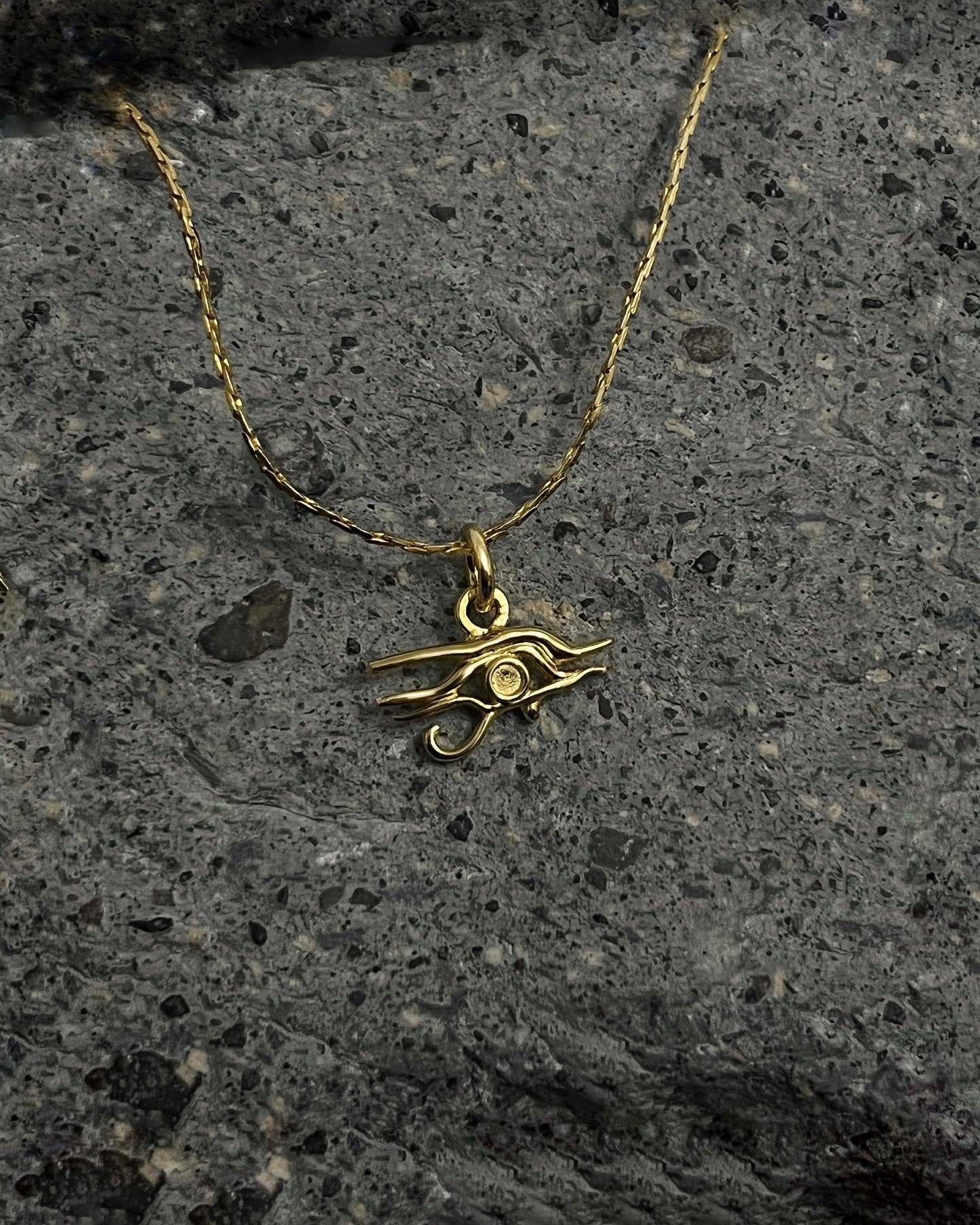 MINIMALIST HORUS EYES NECKLACE | GOLD VERMEIL