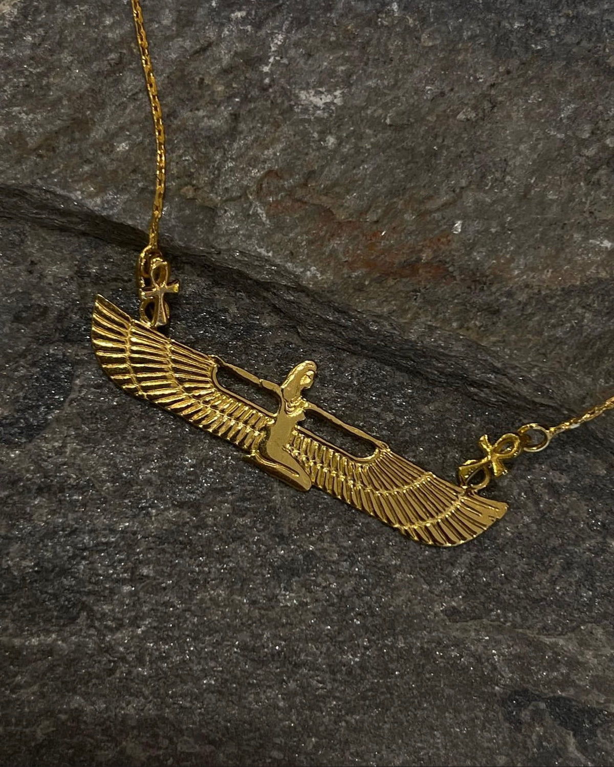قلادة إيزيس الشرسة الذهبية الملكية